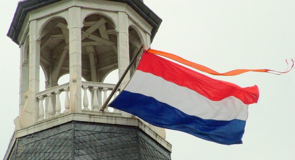 rood-wit-blauwe vlag gehangen met een oranje wimpel