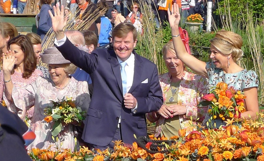 Oranje omhoog, oranje omhoog, lang leve de koning!